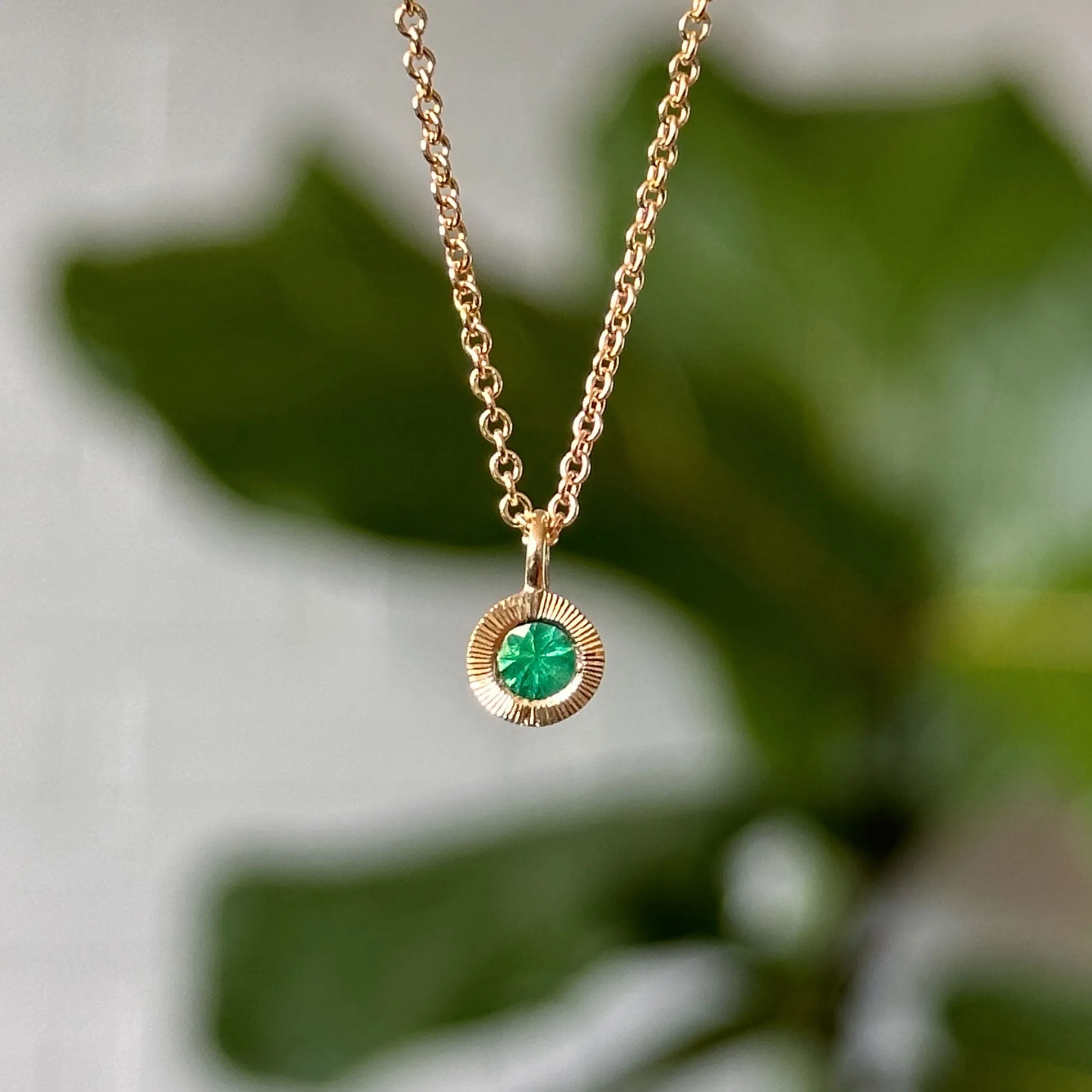 Emerald Small Aurora Pendant Necklace in Yellow Gold