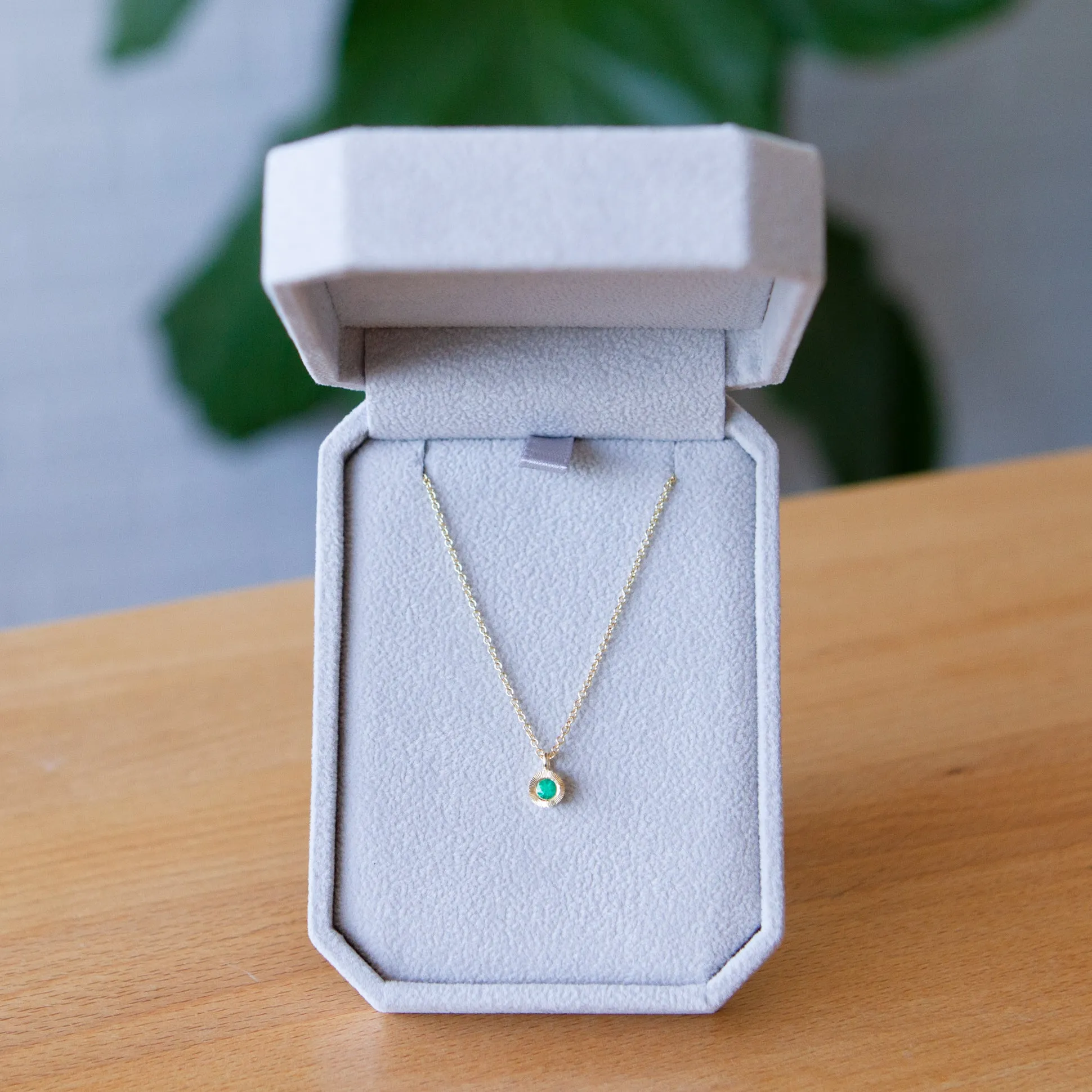 Emerald Small Aurora Pendant Necklace in Yellow Gold