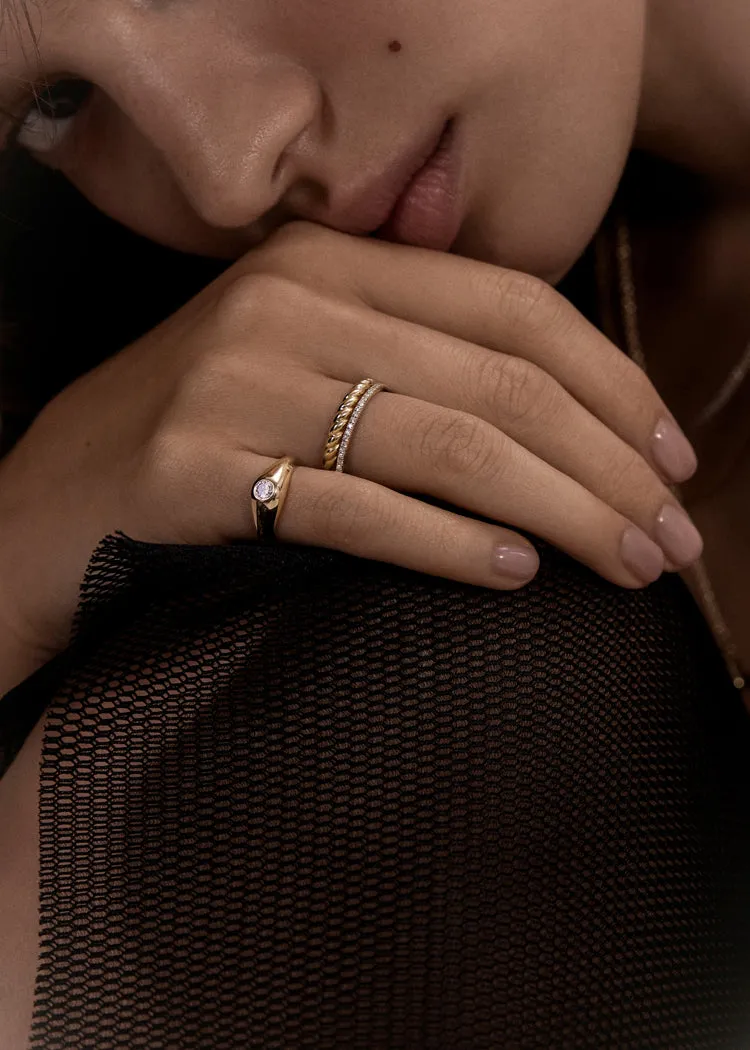 Round Signet Ring Diamond
