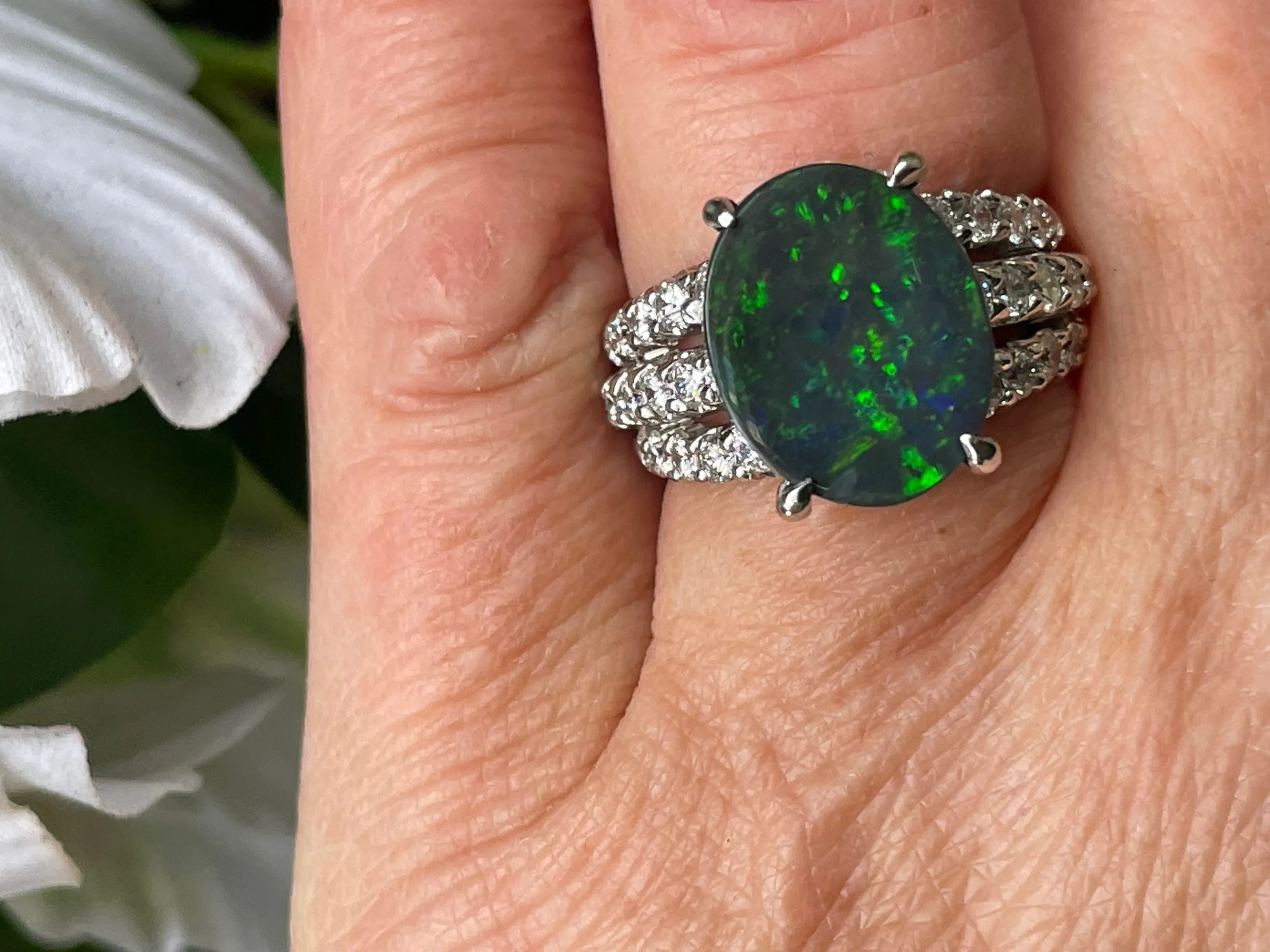 Vintage 6.0ctw Black Australian OPAL & Diamond Platinum Ring