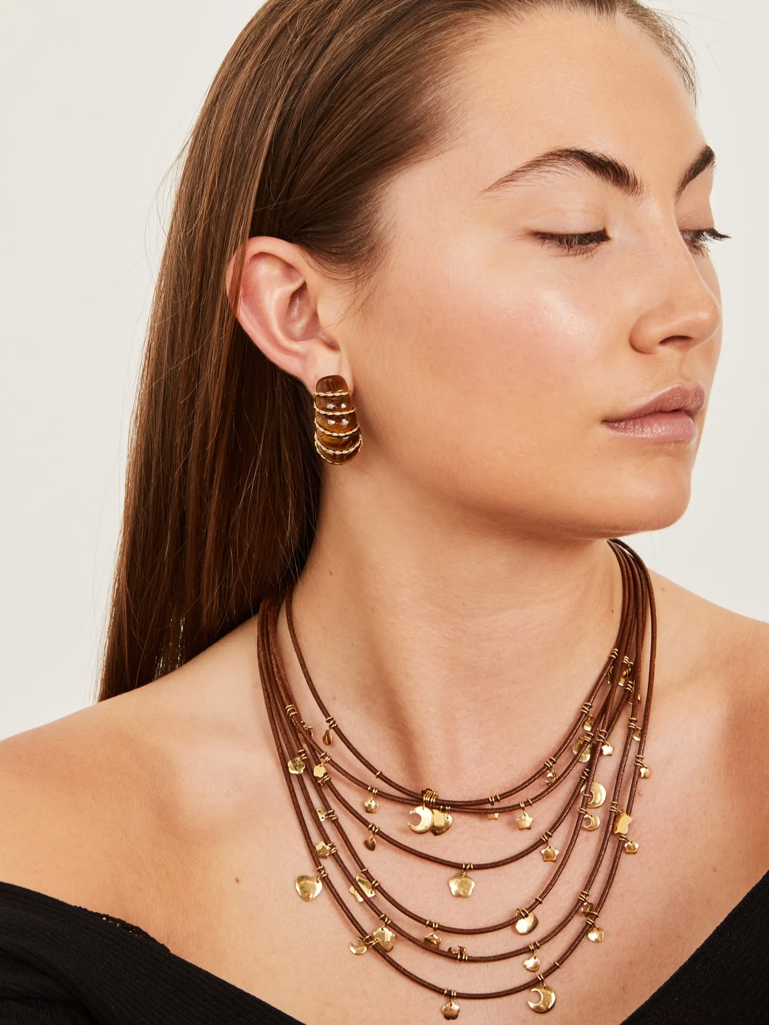 Yellow gold shell earrings with gemstone